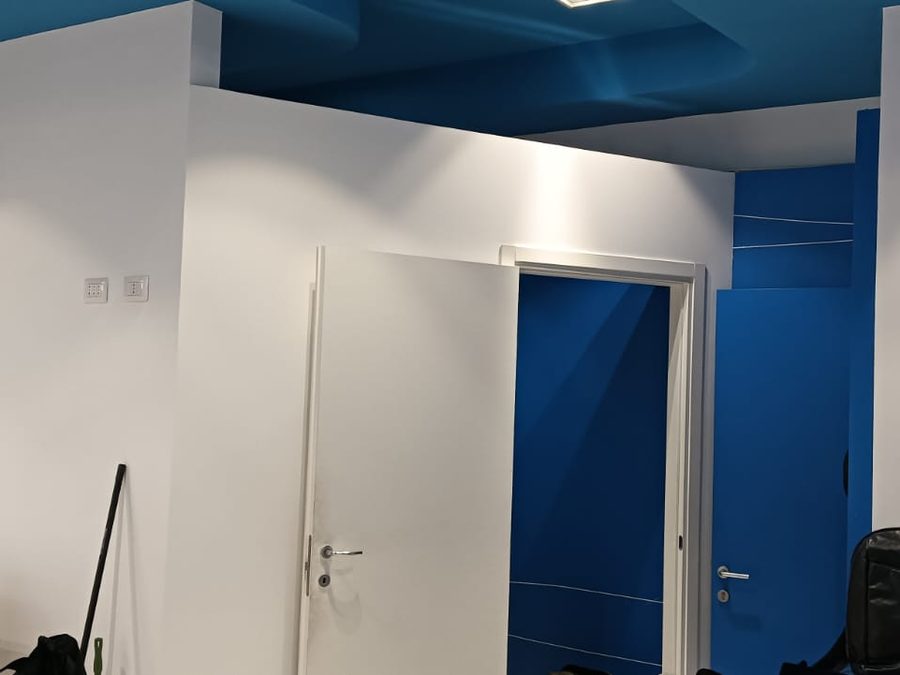 Interno bianco con soffitto e porte blu