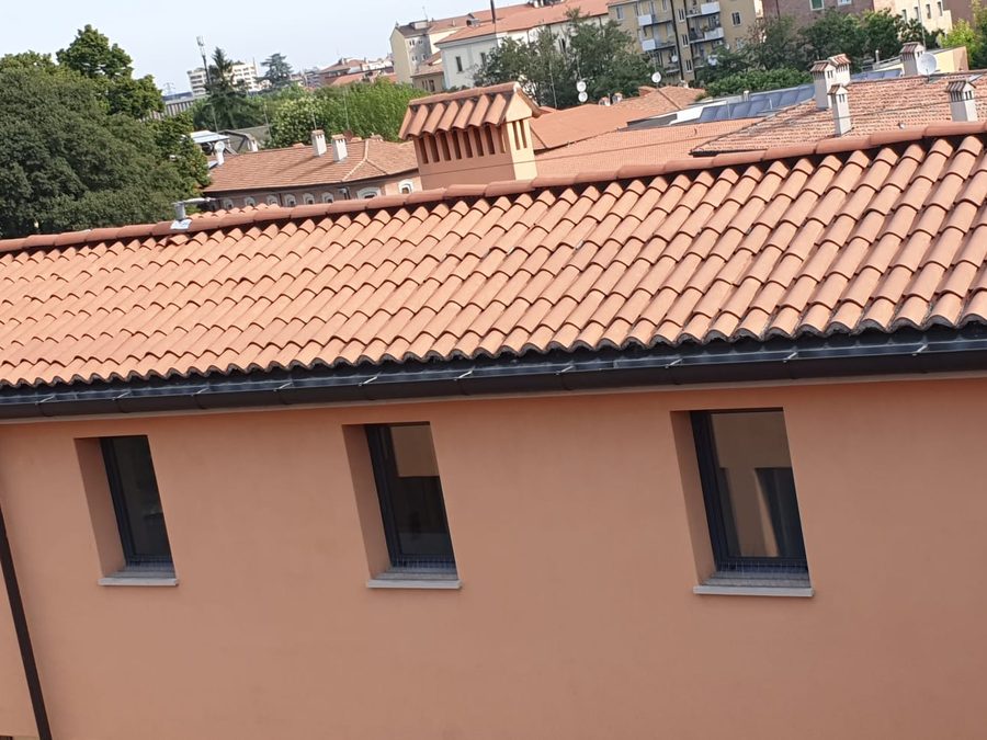 Facciata tinteggiata e tetto in coppi
